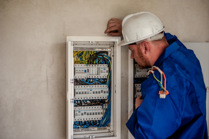 electricite-GRIMAUD-min_electrician-2755683